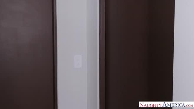 Парень с татухами уединился со стройной брюнеткой в спальне и отымел ее