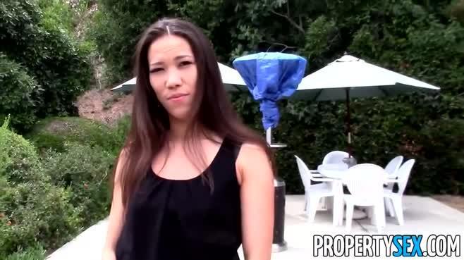 Азиатка около бассейна сосет член садовника и дает в писю