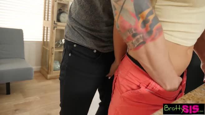 Татуированный коп раком трахает подругу жены, пока та готовит ужин