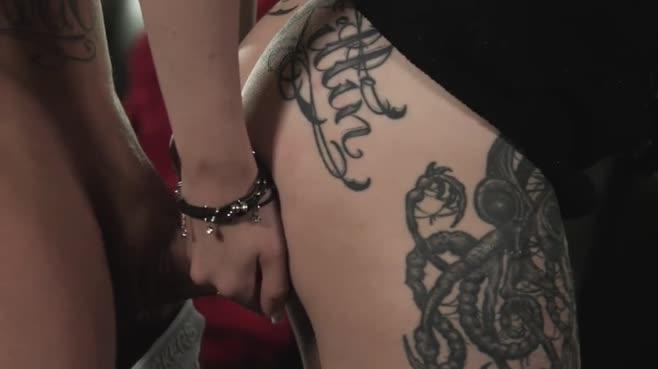 Мужик накидал палок в худощавую секретаршу на черном кожаном диване